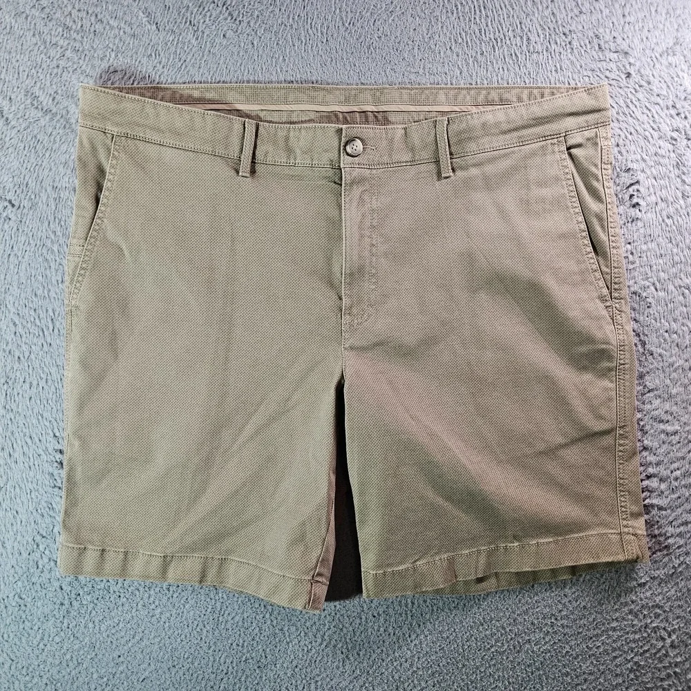 NWOT Roundtree & Yorke Casuals Shorts Men 42 x 9 Stretch Cell Phone Pocket Khaki